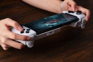 Control 8BitDo Ultimate Mobile extensible para celulares con joysticks Hall Effect.