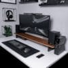 Edifier CX7 para escritorio Sistema de altavoces Edifier CX7 instalado junto a una computadora