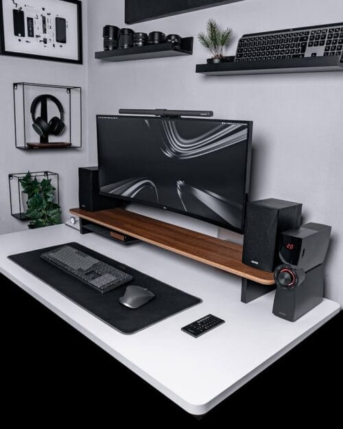Edifier CX7 para escritorio Sistema de altavoces Edifier CX7 instalado junto a una computadora